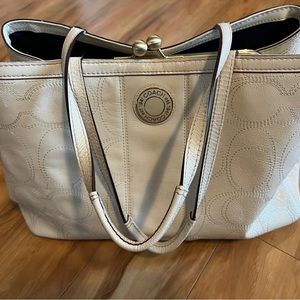 Unique Coach Purse W/ Kiss Lock Center-Off White
